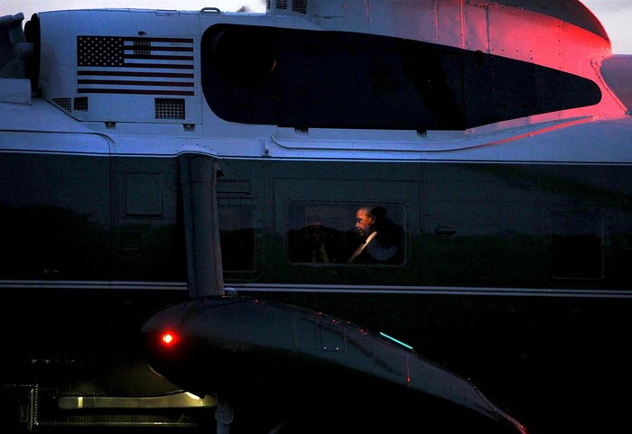Tổng thống Barack Obama ngồi trên chiếc chuyên cơ Marine One hạ cánh xuống South Lawn hôm 23/10 ở Washington. Ông Obama vừa trở về sau khi đi vận động tranh cử ở Florida và Ohio sau vòng tranh luận trực tiếp trên truyền hình thứ ba.